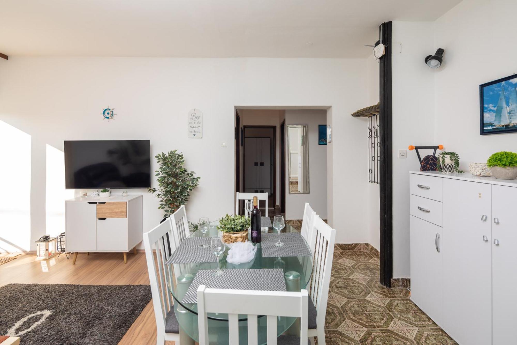 Urban Edge - Beach Apartments Омиш Экстерьер фото
