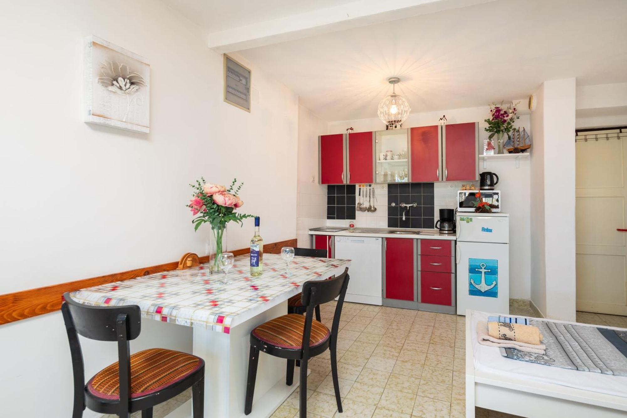 Urban Edge - Beach Apartments Омиш Экстерьер фото